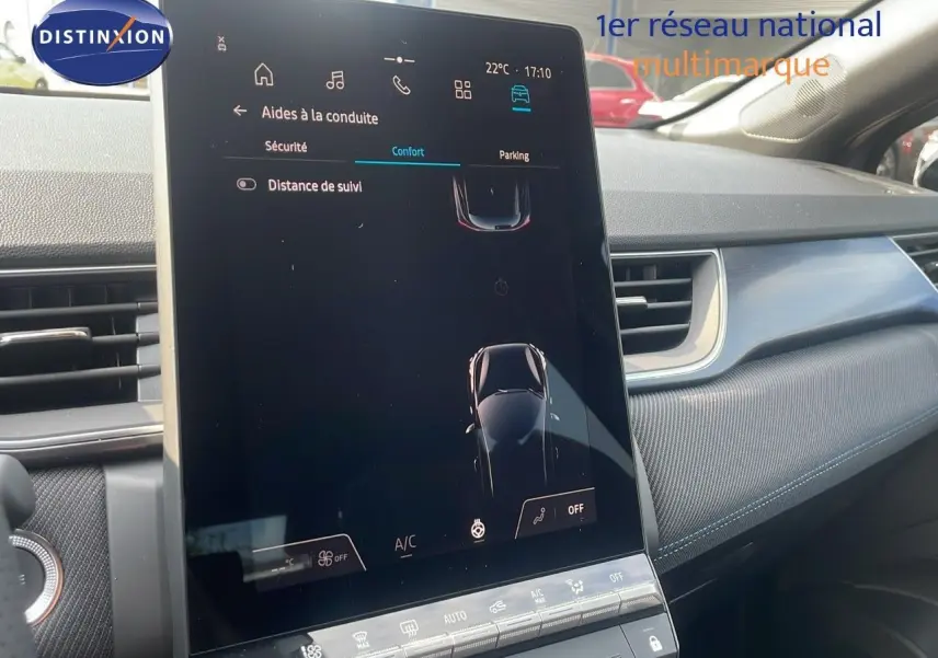 Vue intérieure du tableau de bord du Renault Captur E-Tech hybride 2025, écran tactile central allumé, ambiance moderne et épurée.