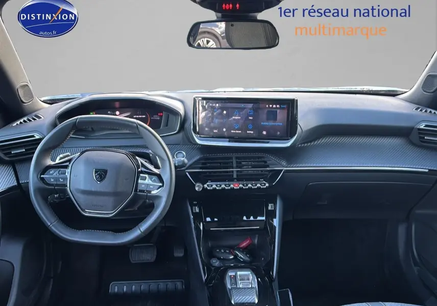 Vue intérieure avant du Peugeot 2008 1.2 hybrid 145 allure e-dcs6 2025, tableau de bord et volant multifonction noirs.