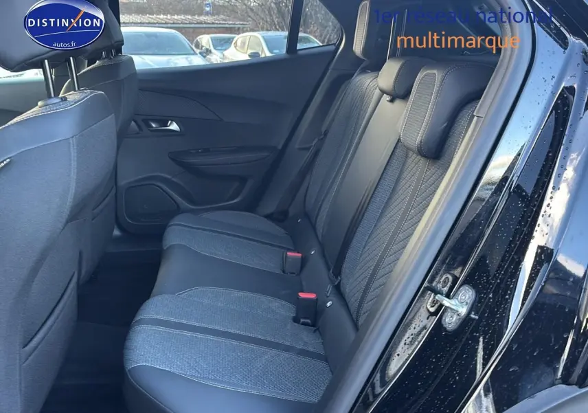 Vue intérieure côté droit sur la banquette arrière noire et grise du Peugeot 2008 1.2 hybrid 145 allure e-dcs6 2025.