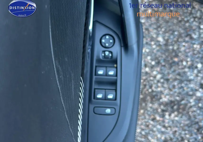 Vue rapprochée des commandes de vitres et rétroviseurs sur la porte côté conducteur d’un Peugeot 2008 noir.