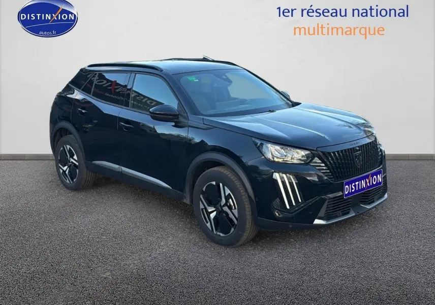 Peugeot 2008 noir en 3/4 avant droit, avec phares LED et jantes alliage distinctives.