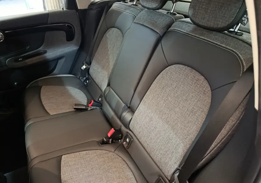 Vue intérieure côté droit des sièges arrière gris et noirs du MINI Countryman hybride rechargeable 2021.