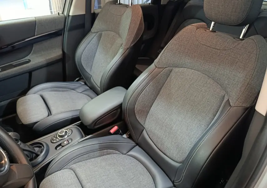 Vue intérieure rapprochée des sièges avant gris tissu et cuir du MINI Countryman Cooper SE 2021, côté gauche.