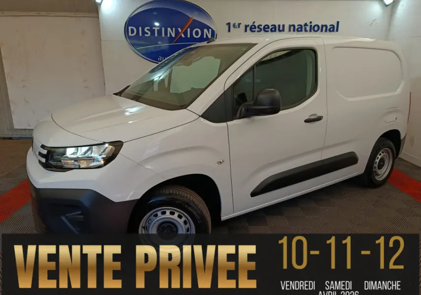Vue 3/4 avant droite du Peugeot Partner blanc 2025, utilitaire compact avec pare-chocs noir et jantes acier.