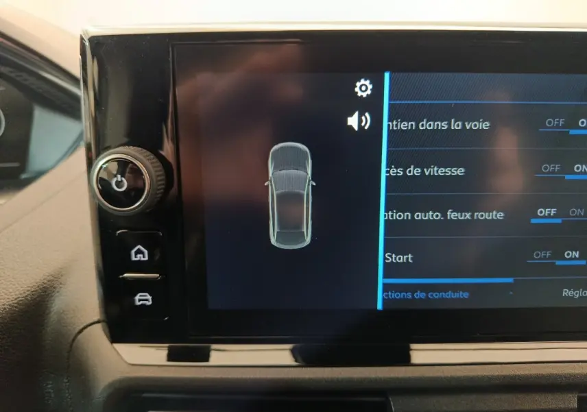 Écran tactile intérieur du Peugeot Partner 2025 montrant les réglages d'aides à la conduite, vue de face rapprochée.