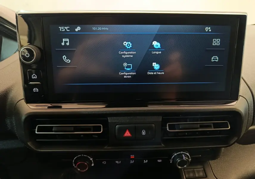 Écran tactile central avec menu de configuration dans l'habitacle du Peugeot Partner blanc, vue de face rapprochée.