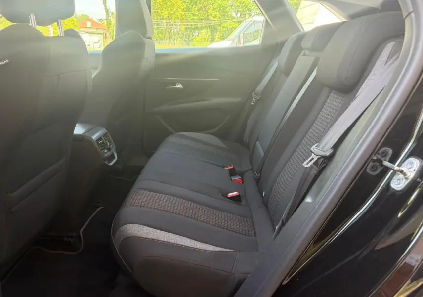 Vue intérieure côté droit des sièges arrière noirs du Peugeot 3008 2021 avec ceintures et aérateurs centraux visibles.