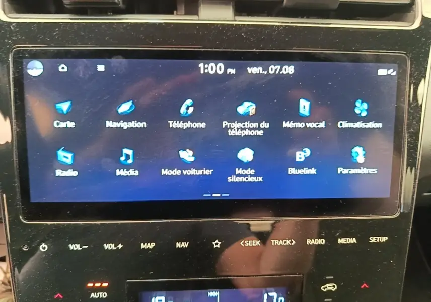 Écran tactile central du tableau de bord du Hyundai Tucson 2022 affichant les options de navigation et médias.