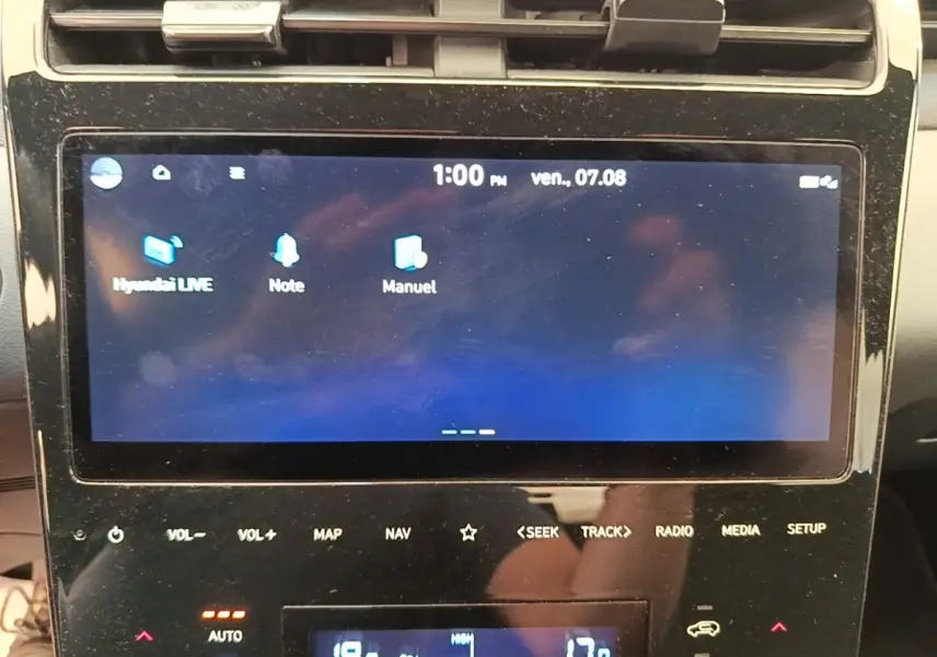 Écran tactile central du tableau de bord du Hyundai Tucson 2022, affichage digital et commandes intégrées.
