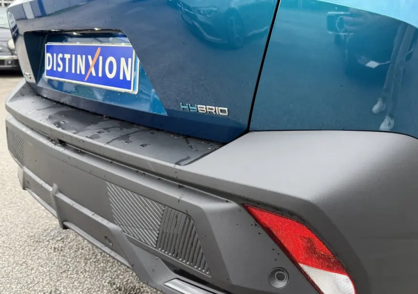 Vue rapprochée arrière droite du Peugeot 408 PHEV 225 GT bleu avec logo Hybrid et feux arrière distinctifs.