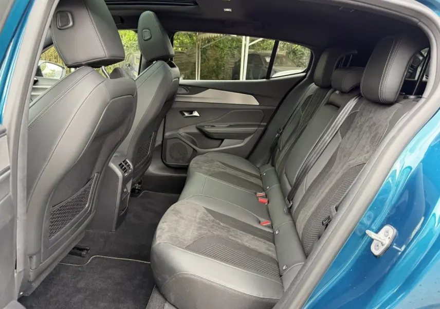 Vue intérieure arrière côté droit du Peugeot 408 PHEV 225 GT bleu, sièges en cuir et alcantara noirs.