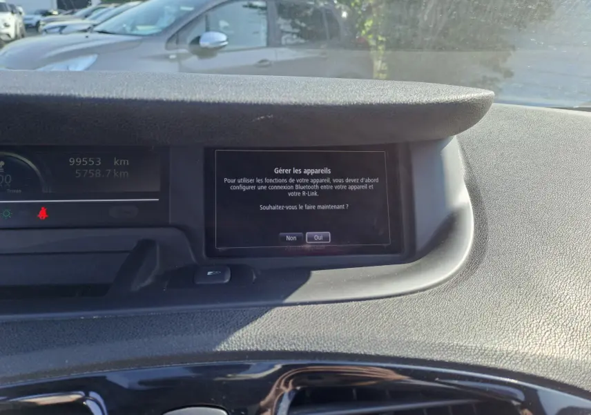 Tableau de bord du Renault Scenic III gris 2016, affichant l'écran central avec menu Bluetooth et compteur kilométrique.