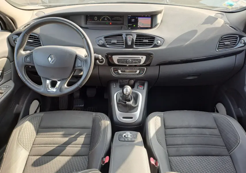 Intérieur noir du Renault Scénic III 1.2 TCE 130 Intens 2016, tableau de bord avec écran et boîte manuelle visible.