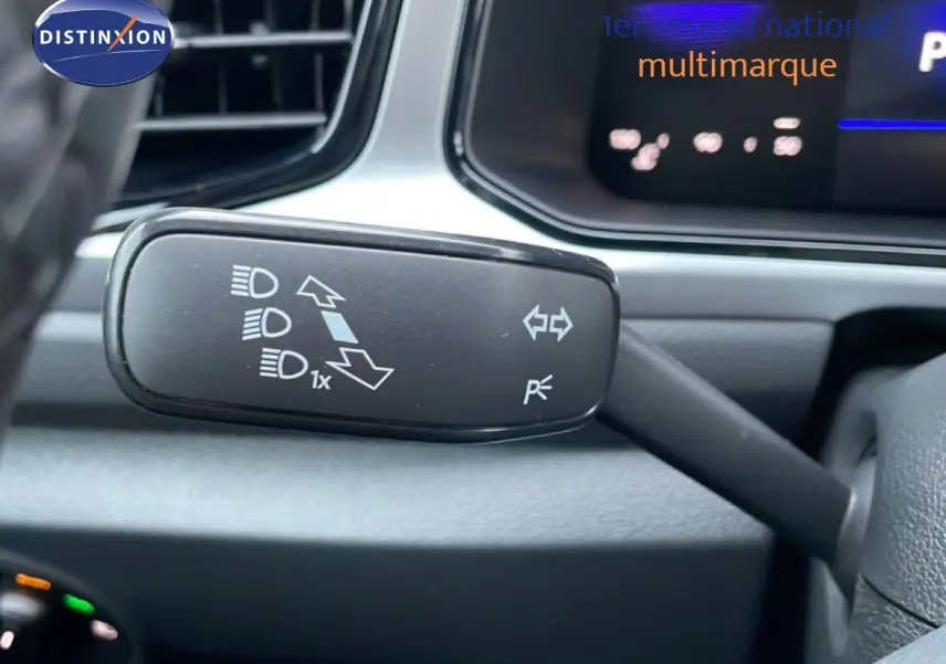 Gros plan sur la manette de clignotants à gauche du volant dans l’habitacle noir du Volkswagen T-Roc noir Grenadilla.