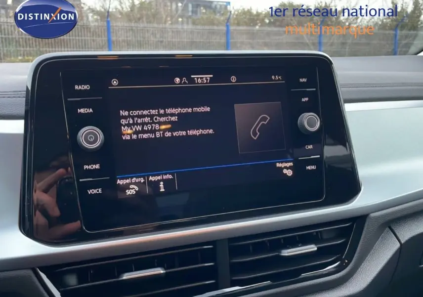 Vue intérieure centrée sur l'écran tactile multimédia du Volkswagen T-Roc noir Grenadilla, affichant les options de connexion Bluetooth.