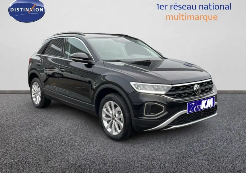 Volkswagen T-Roc noir grenadilla métal en 3/4 avant droit, avec calandre distinctive et jantes argentées.