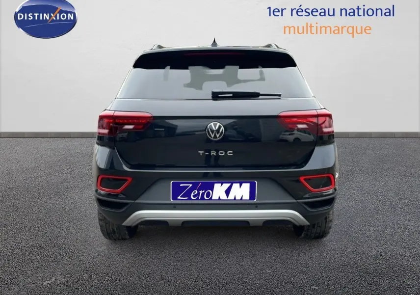 Vue arrière d'un Volkswagen T-Roc noir grenadilla métallisé avec feux arrière LED et détails rouges sur le pare-chocs.