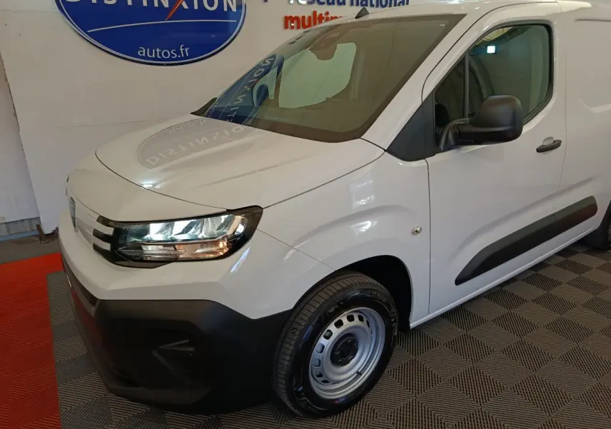 Vue 3/4 avant droit d’un utilitaire Peugeot Partner blanc avec pare-chocs noirs et jantes acier simples.