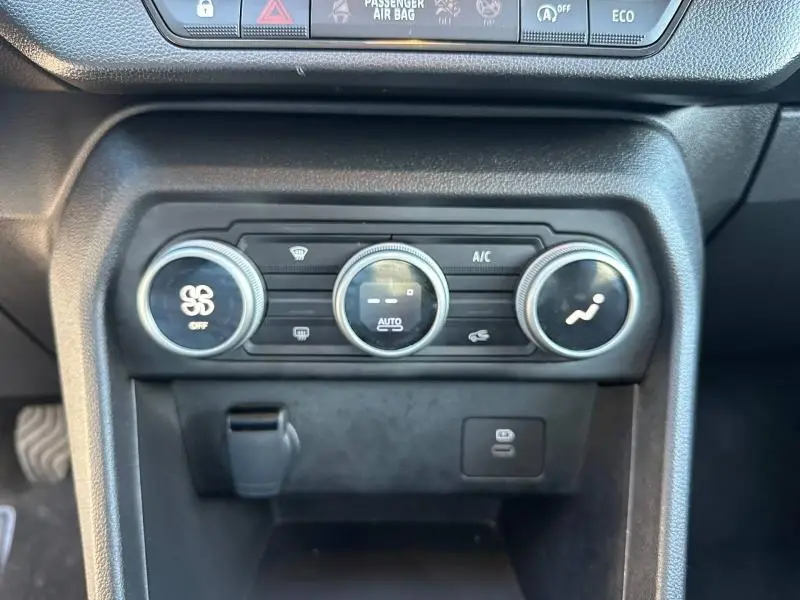 Gros plan sur les commandes de climatisation du tableau de bord du Dacia Jogger 2025, finition Expression, intérieur noir.