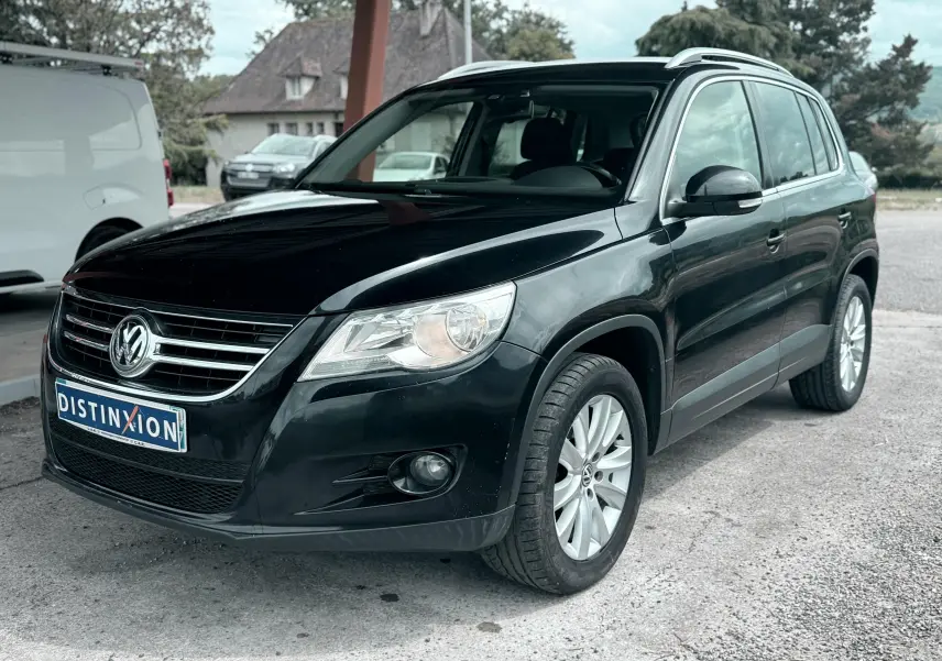 Volkswagen Tiguan noir vu en 3/4 avant droit avec jantes alliage et calandre chromée.