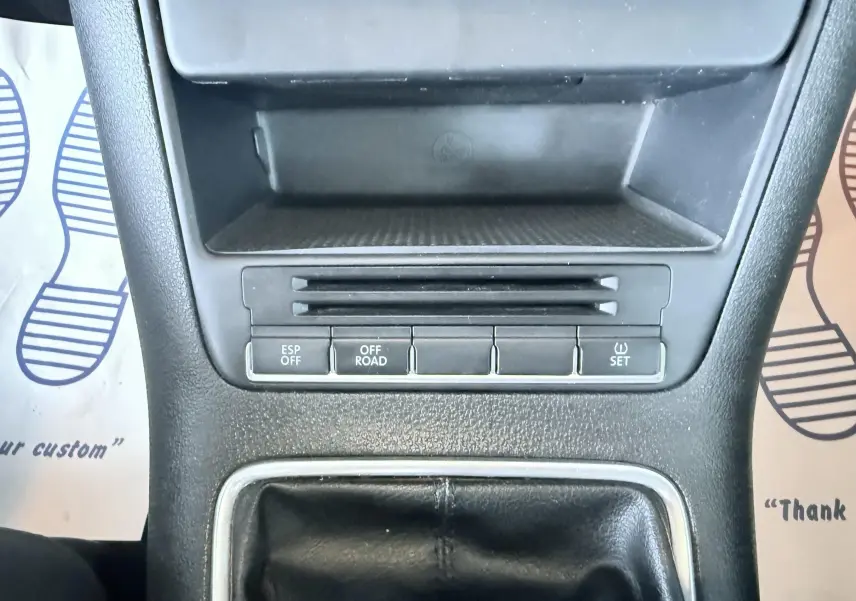 Vue rapprochée du tableau de bord central noir du Volkswagen Tiguan 2007, avec commandes ESP, Off Road et bouton Set.