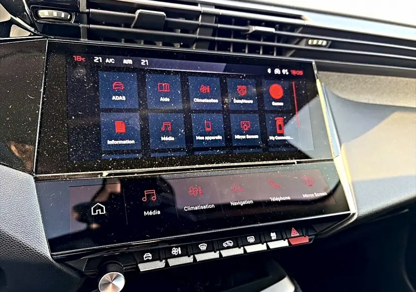 Vue rapprochée de l’écran tactile central noir du tableau de bord du Peugeot 408 Hybrid 145 allure 2025.