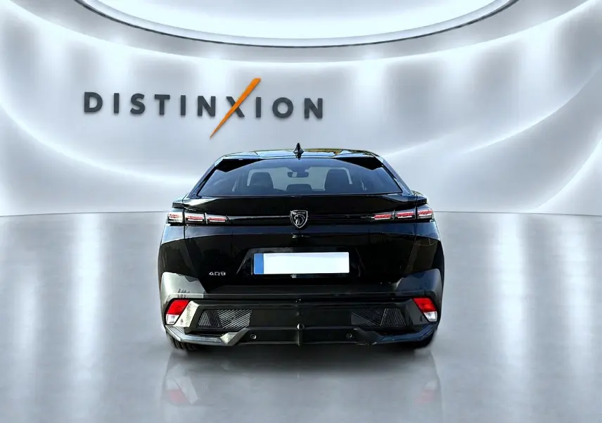 Vue arrière d'une Peugeot 408 Hybrid 145 allure e-dcs6 noire, avec feux LED et logo central sur fond blanc lumineux.