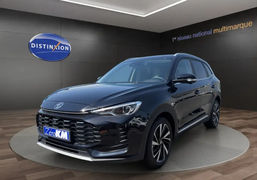 Vue 3/4 avant d’un SUV MG ZS noir avec calandre imposante et feux à LED dans un showroom.