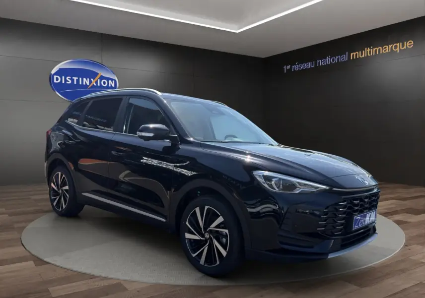 MG Motor ZS noir en vue 3/4 avant droit, avec calandre large et jantes alliage distinctives.