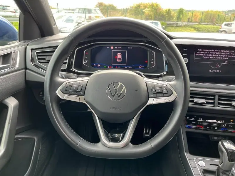 Vue centrée sur le volant cuir multifonction du Volkswagen Taigo R-Line 2023 avec écran digital et console tactile visible.