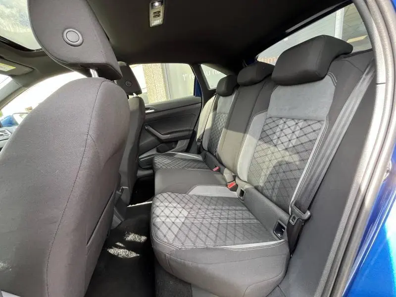 Vue intérieure côté droit sur la banquette arrière tissu gris et noir du Volkswagen Taigo Bleu Récif 2023 R-Line