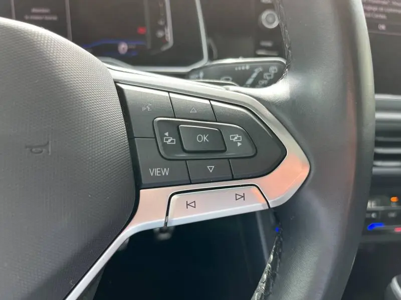 Gros plan sur les commandes multifonctions du volant cuir noir du Volkswagen Taigo 1.5 TSI R-Line 2023.