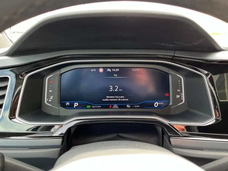 Tableau de bord numérique du Volkswagen Taigo 1.5 TSI R-Line 2023 affichant le compteur digital et les informations de trajet.