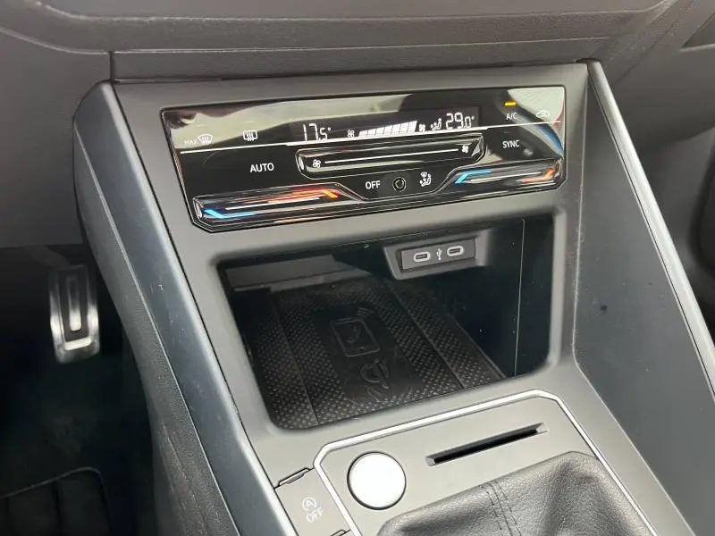 Vue rapprochée de la console centrale du Volkswagen Taigo 2023 avec commandes climatisation digitale et ports USB-C visibles