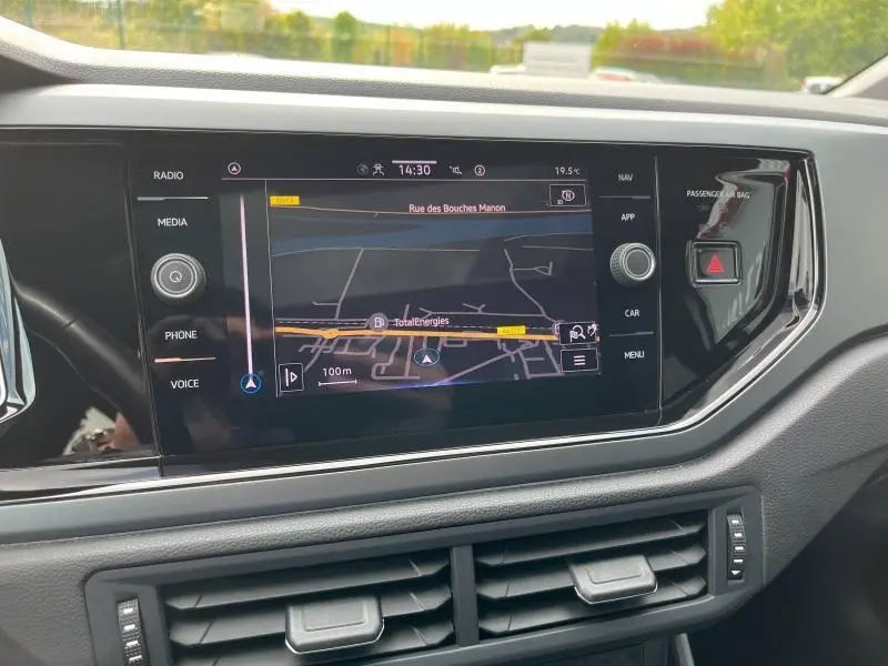 Écran tactile central du tableau de bord du Volkswagen Taigo 2023 affichant la navigation GPS en mode jour.