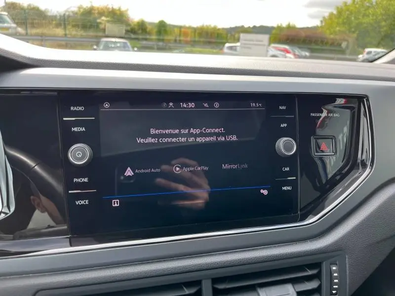 Écran tactile central du Volkswagen Taigo 1.5 TSI R-Line 2023 affichant l'interface App-Connect en intérieur noir.