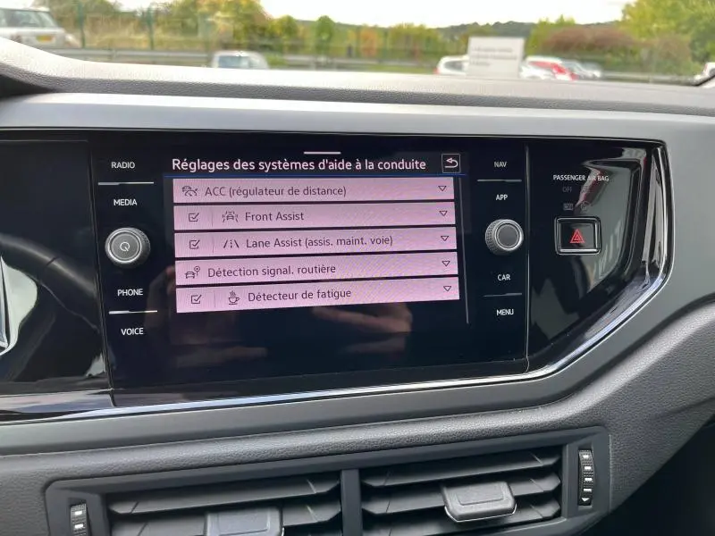 Écran tactile central du Volkswagen Taigo 1.5 TSI R-Line 2023 affichant les aides à la conduite.