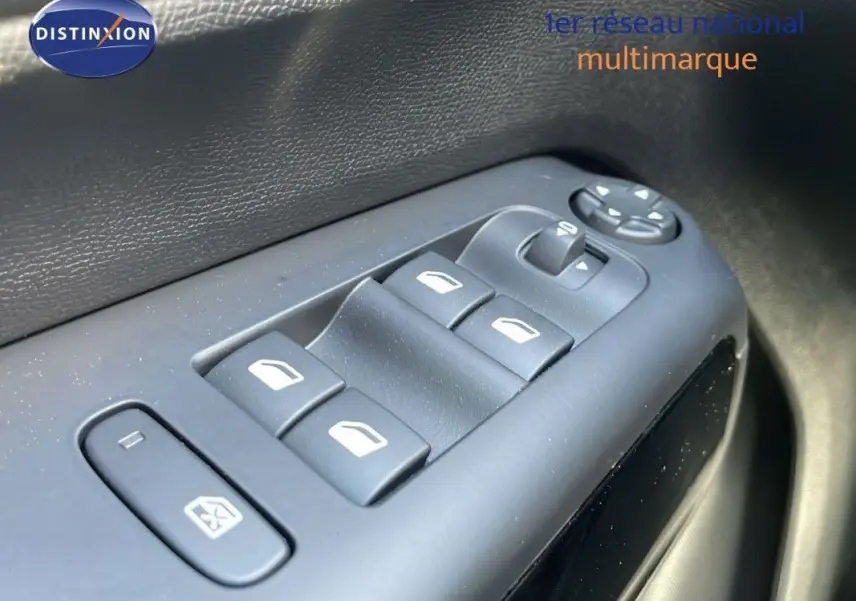 Gros plan sur les commandes des vitres électriques côté conducteur du Citroën C5 Aircross 2025 en bleu Eclipse Metal.