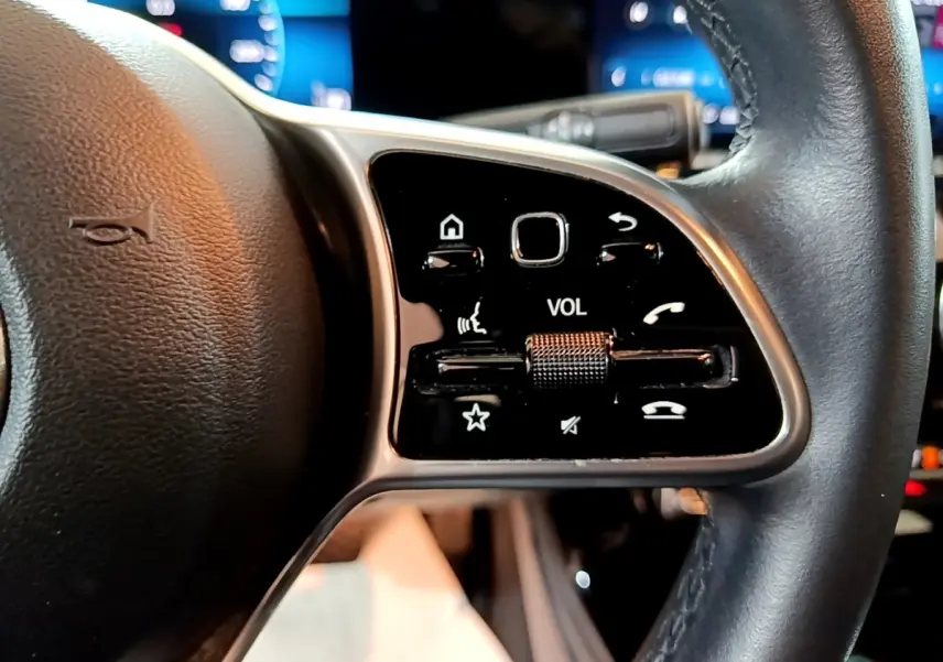 Gros plan sur le côté droit du volant cuir de la Mercedes Classe A 180 d Business Line avec commandes multifonctions.