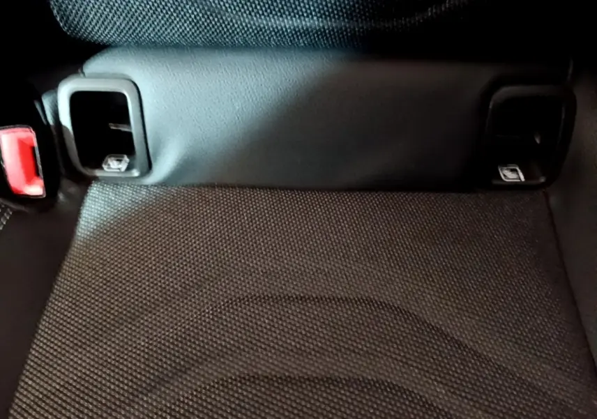 Gros plan sur la banquette arrière en tissu gris foncé avec attaches Isofix visibles dans une Mercedes Classe A 180 d.