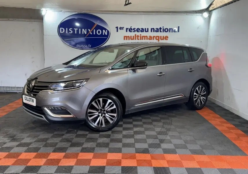 Renault Espace Initiale Paris gris foncé vu en 3/4 avant droit, avec jantes alliage et feux LED allumés.