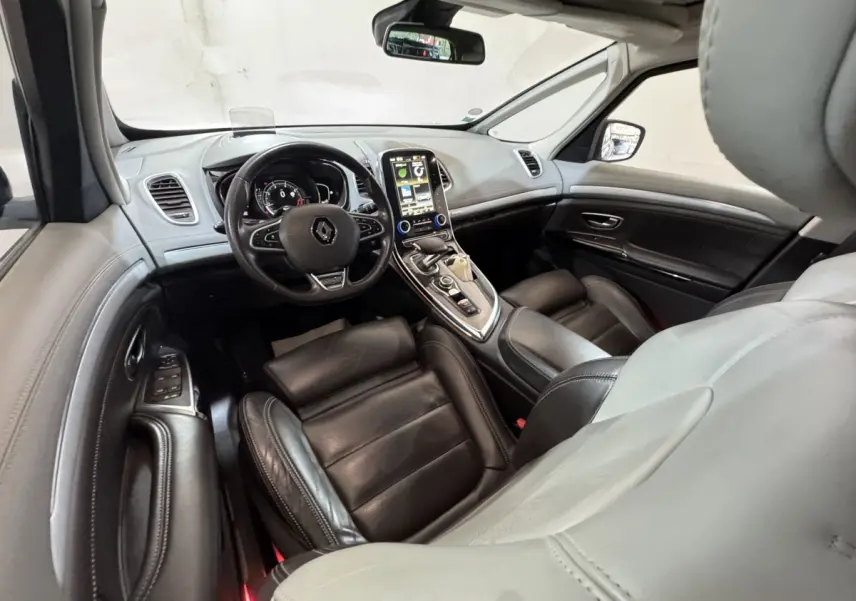 Vue intérieure avant droite du Renault Espace gris foncé 2015, avec tableau de bord digital et écran tactile vertical.