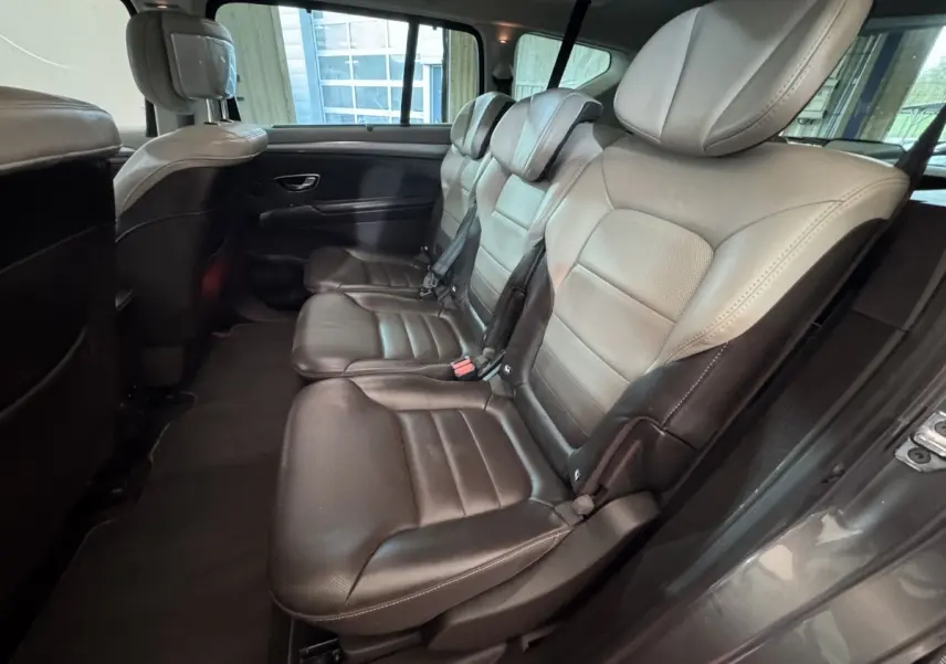 Vue intérieure côté droit des sièges arrière individuels en cuir gris clair et foncé du Renault Espace 2015 Initiale Paris.