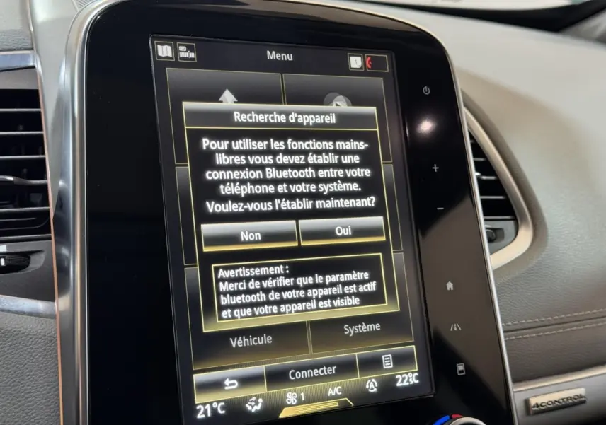 Écran tactile central du tableau de bord du Renault Espace gris foncé, affichant la recherche de connexion Bluetooth.