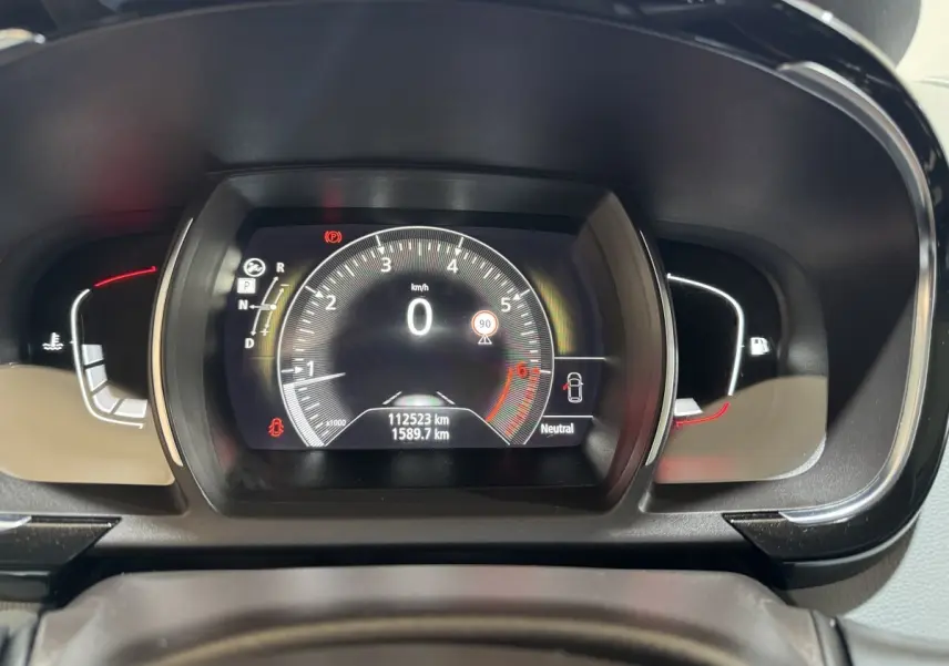 Vue rapprochée du tableau de bord numérique du Renault Espace gris foncé, affichant la vitesse à 0 km/h et l'odomètre.