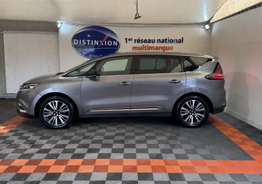 Profil droit d'un Renault Espace gris foncé 2015 garé en intérieur avec jantes alliage et feux arrière LED distinctifs.