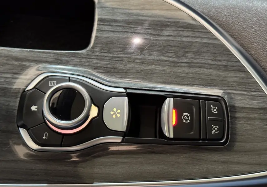 Vue rapprochée du sélecteur de commandes sur console en bois gris foncé du Renault Espace Initiale Paris 2015.