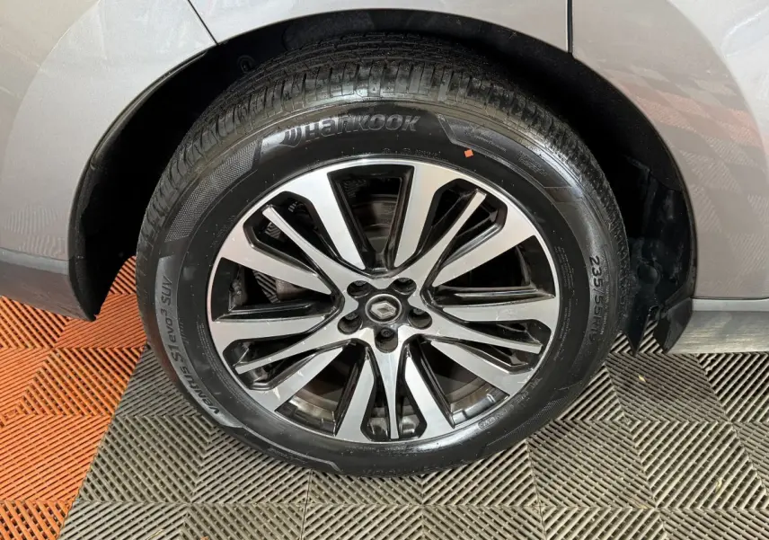 Gros plan sur la roue avant droite gris foncé d’un Renault Espace 2015 avec jante alliage distinctive.