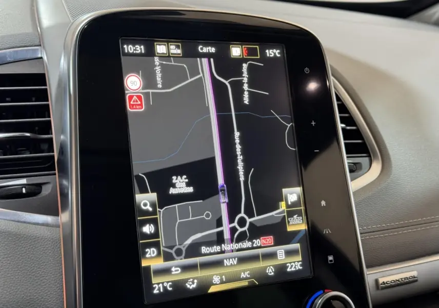 Vue rapprochée de l’écran tactile central du tableau de bord du Renault Espace gris foncé, affichant la navigation 3D.