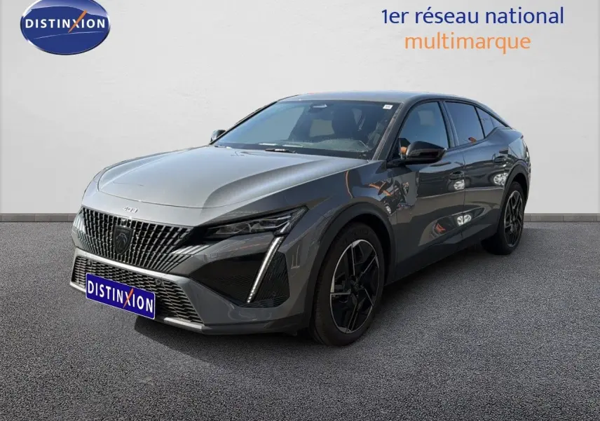 Peugeot 408 gris selenium métal en 3/4 avant droit, avec calandre distinctive et feux LED verticaux marquants.